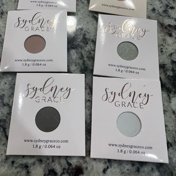 Sydney Grace  in Mel’s Memory eyeshadow collection - Picture 3 of 9